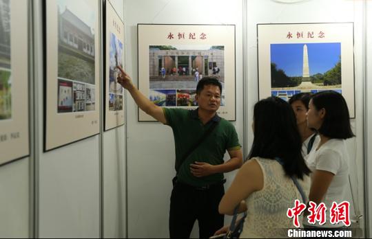 图为“红色军魂馆”工作人员正在为读者讲解惠州“红色军人事迹” 颜新阳 摄