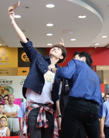 与粉丝大玩合影