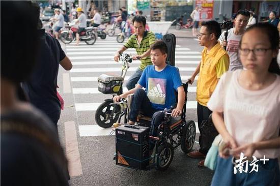 26岁渐冻症青年在惠州成志愿者 曾被断定活不