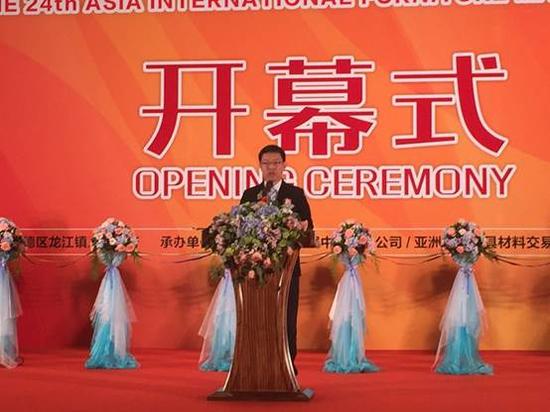龙江镇党委副书记、镇长何春云简绍了历届两展的情况