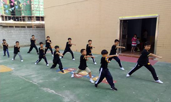 清远武术小队员在表演咏春拳