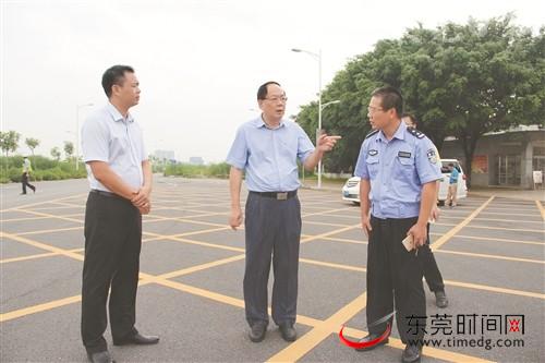 刘学聪(中)督导环卫整治和文明创建工作 石排宣教文体局供图