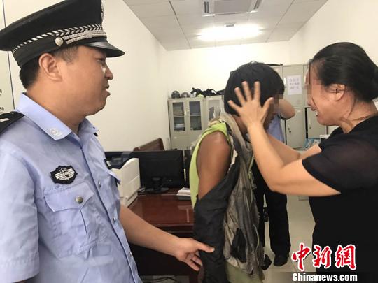 图为当看到衣衫褴褛、蓬头垢面、目光呆滞的弟弟时,黄某梅无法抑制内心的激动,与弟弟抱头痛哭。 张中铃 摄