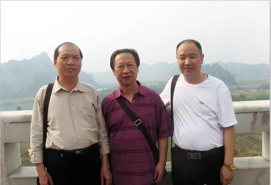 《中国乐坛》杂志社社长、著名音乐评论家沈尊光(中),全国村歌大赛组委会秘书长罗雨(右)与周崇练在广西龙州市采风
