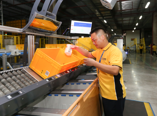 818苏宁物流黑科技吸引总裁 换装和机器人做C