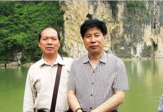 名词作家、《长大后我就成了你》歌词作者宋青松(右)与周崇练采风中合影