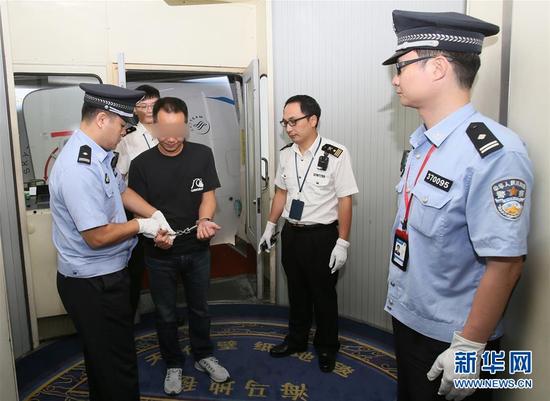 8月16日，拱北海关缉私警察对纪某采取强制措施。&nbsp;张建林 摄