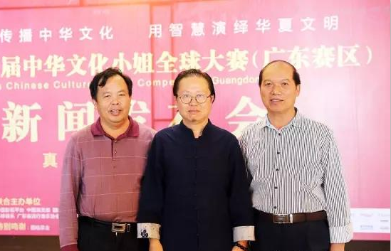 国音乐文学学会副主席、广东省流行音乐协会主席陈小奇(中)与湛江市音乐文学学会会长周崇练(右),左为学会策划总监成化