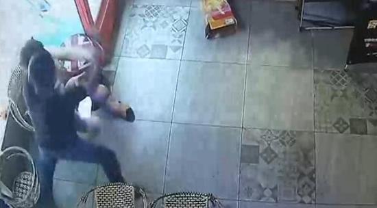不让上网就砍人 男子朝网管脸部乱砍伤及面部神经