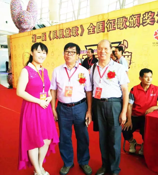 作者周崇练(右)与中央电视台导演(中)在深圳举行的全国凤凰放歌创演大赛活动现场合影