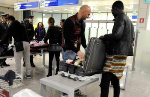 意大利机场海关抽查旅客物品。（图：意大利欧联网）
