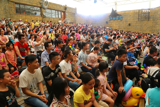 神秘岛乐园内精彩的剧场表演座无虚席