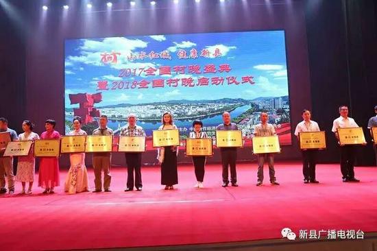 周崇练(左6)在领奖台上