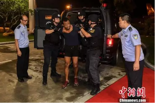 美籍逃犯弗格森·纳坤被中国警察押至机场。陈骥旻 摄