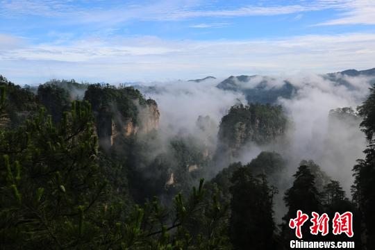 张家界武陵源云雾缭绕（资料图）　吴勇兵　摄