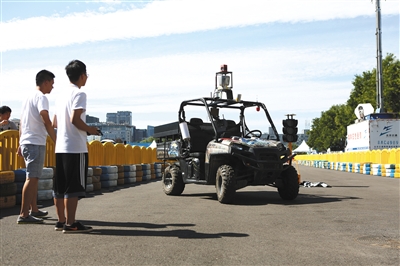 8月24日,工作人员在操控无人驾驶汽车。