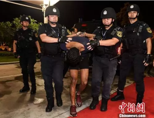 美籍逃犯弗格森·纳坤被中国警察押至机场。陈骥旻 摄