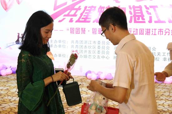 男嘉宾鼓起勇气向女嘉宾表白