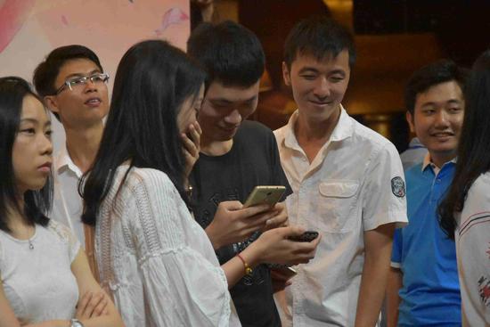 俊男向身边的美女索要联系方式