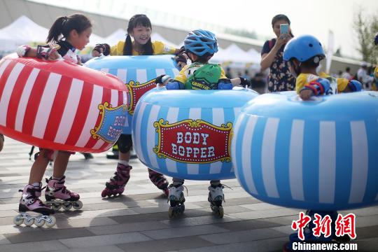 孩子们参加趣味比赛。 泱波 摄