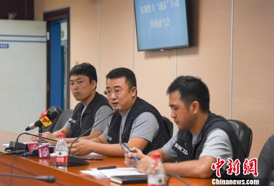 深圳警方“剥茧”行动新闻通气会现场　年路瑶　摄