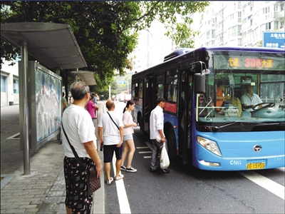 佛山公交站将加装4000根隔离桩 预计在今年内完成