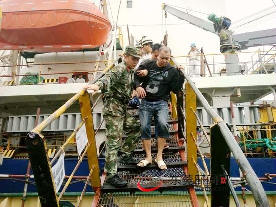 8月23日，东莞边检站官兵紧急救助泰籍船员（通讯员 练文宇 摄）