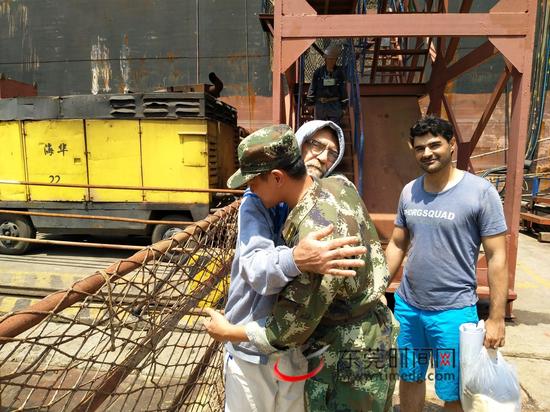 8月30日，叙籍受伤船员穆斯塔法出院后，拥抱东莞边检站官兵（通讯员 练文宇 摄）
