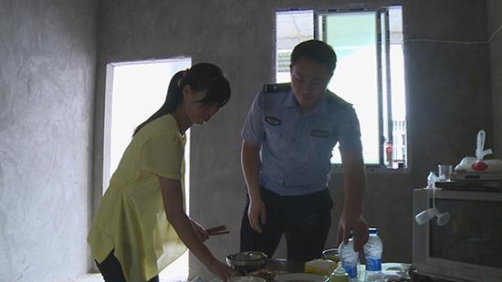 周某的邻居杨女士和民警为母女俩张罗饭菜。本文图均为云阳县公安局供图