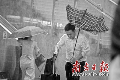 8月31日傍晚,深圳罗湖区上空乌云密布,一场短时强降水来袭。在火车站附近,市民冒着大风大雨匆匆前行。
南方日报记者 朱洪波 摄