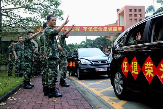 欢送退伍老兵光荣返乡