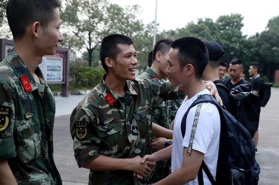 退伍老兵与战友告别