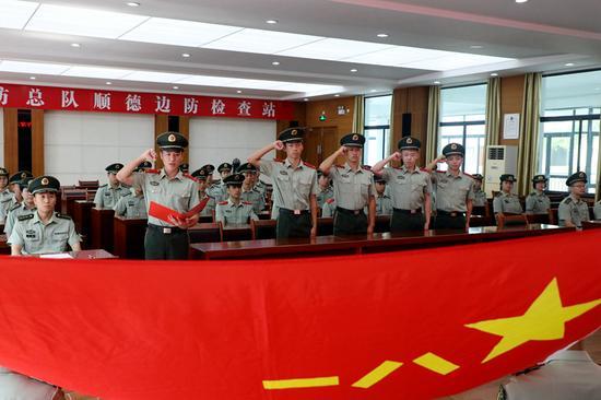 老兵们向军旗告别并庄严宣誓