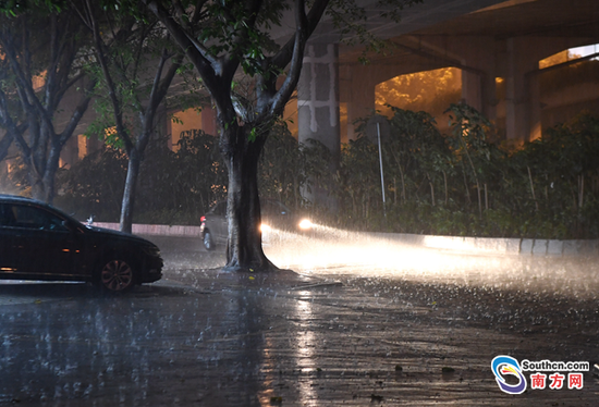 台风玛娃让广州瞬间清凉 很多市民冒雨前行