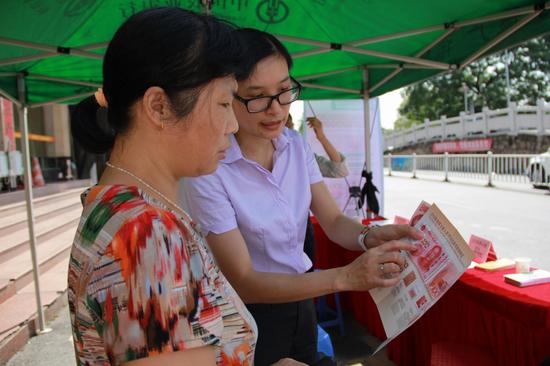 农行顺德乐从支行走进村居开展反假知识户外宣传活动