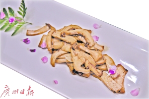 酥油煎松茸。广州日报全媒体记者高敏华摄