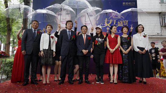 刘晓庆亮相深圳公益助力深圳鹏爱悦己