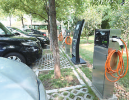 佛山新城区一停车场的充电桩/珠江商报资料图片