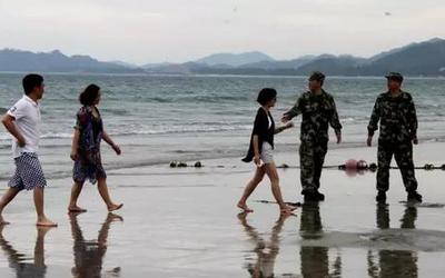 台风玛娃席卷惠州 惠东官兵无惧风雨日夜守护