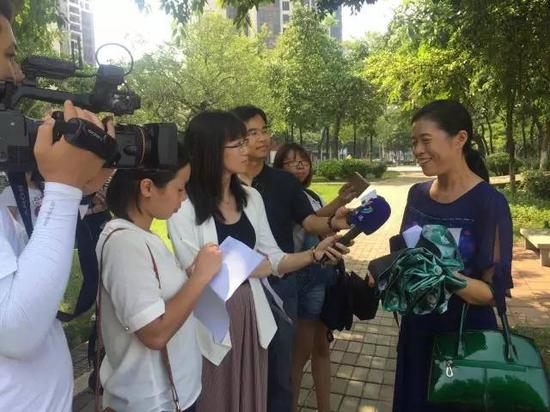 ▲专家接受媒体访问