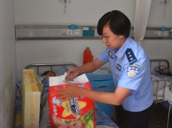 顺德龙江孕妇家中独自分娩 民警护送医院救助