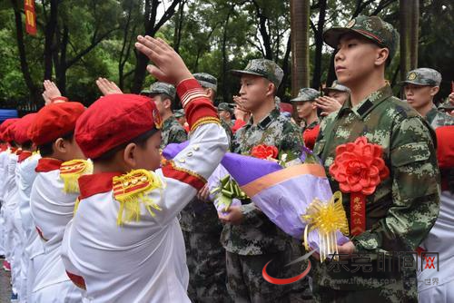 东莞市在虎门举行2017年新兵入伍欢送仪式，为即将启程到部队服兵役的新兵代表送行 通讯员 何舒晴 摄