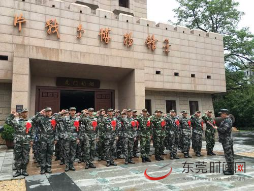 东莞市在虎门举行2017年新兵入伍欢送仪式，为即将启程到部队服兵役的新兵代表送行 郑文卿 摄