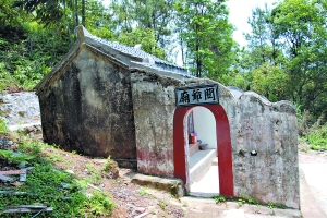 青州镇　　在和平县青州镇与连平县大湖镇交界处的风门坳建有关爷庙。