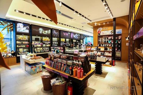 富华里店一共2层楼,2层全部作为私密的护理中心与化妆间,平均客单价更高。