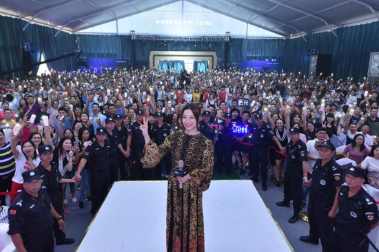 天后郑秀文与观众大合影