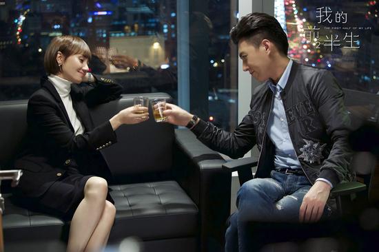 办公室内，贺涵唐晶碰杯，空气中情意四溢