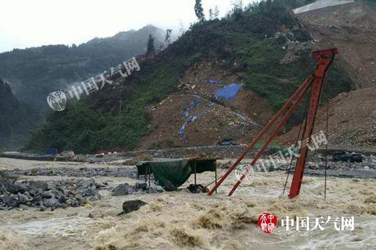 昨天上午，重庆石柱强降雨致一工地被山洪淹没。（龚吉兰/摄）