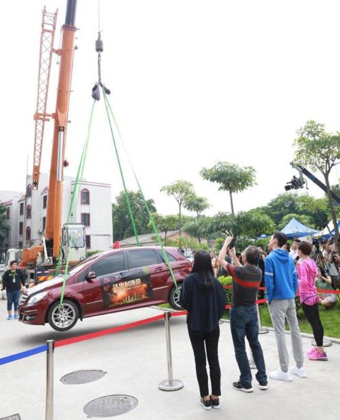 骆驼冲锋衣成功吊起一辆奔驰车,堪称史上最耐斯冲锋衣