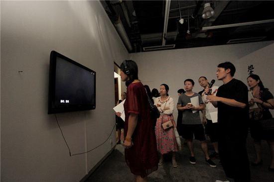 开幕式现场观众看展